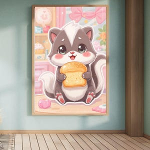 Può includere: Illustrazione incorniciata di una puzzola dei cartoni animati che tiene in mano una fetta di pane tostato. La puzzola è grigia, bianca e nera con grandi occhi e un'espressione felice. Lo sfondo è una scena di cucina rosa con cupcakes e fiocchi.