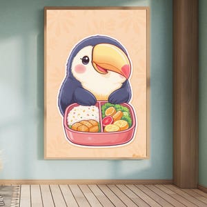 Könnte beinhalten: Gerahmter Druck mit einem Cartoon-Tukan, der eine rosa Bento-Box hält. Der Tukan hat blaue Federn, einen großen gelb-orangen Schnabel und eine weiße Brust. Die Bento-Box enthält Reis, paniertes Essen, Obst und Gemüse. Der Hintergrund ist pfirsichfarben.