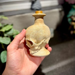 Laat je innerlijke alchemist de vrije loop met deze angstaanjagend mooie fles met 3D-geprinte schedeldrank