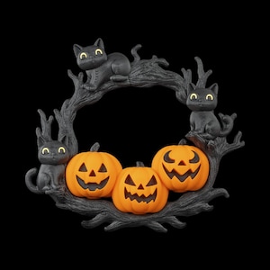 Puede incluir: Una corona de Halloween con tres calabazas naranjas con caras talladas y tres gatos negros con ojos amarillos. Las calabazas y los gatos están colocados sobre un marco oscuro en forma de árbol sobre un fondo negro.