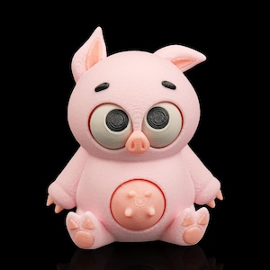 Könnte beinhalten: Eine hellrosa Schweinefigur mit rundem Körper, großen weißen Augen mit schwarzen Pupillen und kleinen Ohren. Die Figur hat eine Schnauze, einen kreisförmigen Bauchfleck mit einer zentralen Erhebung und kleine Füße mit sichtbaren Zehendetails.