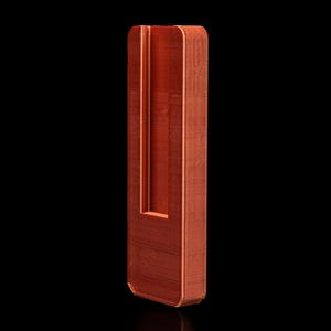 Peut inclure: Un bloc de bois rouge avec une découpe rectangulaire au centre. Le bloc a une finition lisse et polie.