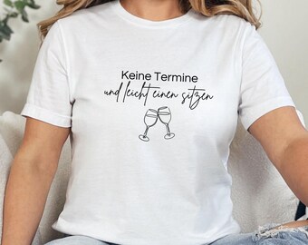 Grappig T-shirt met de slogan "Geen afspraken en een beetje aangeschoten", dames T-shirt met wijnthema, wit, verjaardagscadeau voor je vriendin, statement over wijn.