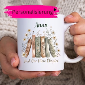 Può includere: Tazza in ceramica bianca con il nome "Anna" e la frase "Just One More Chapter". La tazza è decorata con illustrazioni di libri e margherite. La parola "Personalisierung" è scritta in rosa.