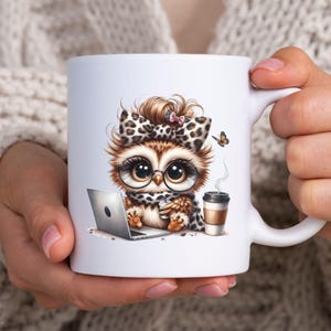 Könnte beinhalten: Eine weiße Keramik-Tasse mit schwarzem Henkel und dem Text "But First, Coffee" in schwarzer, handschriftlicher Schrift. Die Tasse steht auf einer weißen Oberfläche.