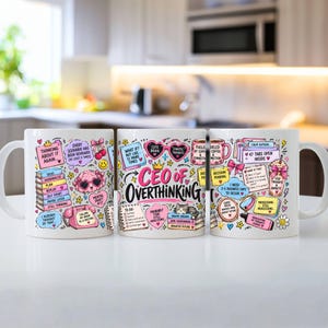 Könnte beinhalten: Ein weißer Keramikbecher mit einem bunten Grafikdesign und dem Text CEO OF OVERTHINKING, umgeben von Illustrationen eines Gehirns, eines Telefons, Büchern, Herzen und verschiedenen Notizen mit Text wie 47 TABS OPEN INSIDE und TO DO.