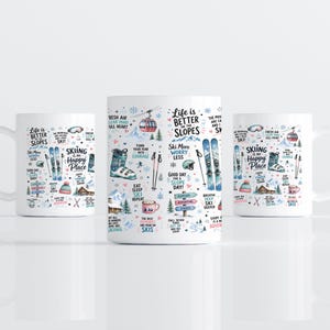 Könnte beinhalten: Ein weißer Keramikbecher mit einem bunten Muster aus Skisport-Illustrationen, darunter Skier, Stiefel, eine Gondel und Berge, sowie Texten wie "Life is Better on the Slopes" und "Skiing is My Happy Place" in verschiedenen Schriftarten.