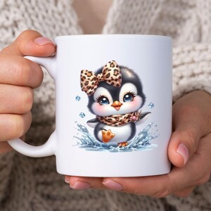 Pode incluir: Uma caneca de cerâmica branca com uma ilustração gráfica de um pequeno pinguim com grandes olhos azuis. O pinguim usa um laço e um cachecol com estampa de leopardo e é retratado a espirrar água com cubos de gelo a flutuar à volta.