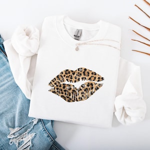 Leo print Pullover trend statement shirt Sweatshirt leopard Muster Sweater Dame Kleidung Freundin Pulli Frau Geburtstag Geschenk Zitat Lippe