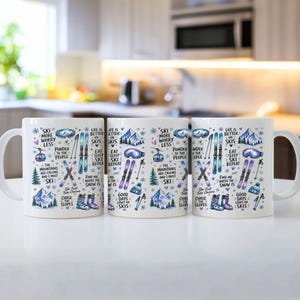 Może przedstawiać: Biały ceramiczny kubek z powtarzającym się wzorem niebiesko-fioletowych ilustracji o tematyce narciarskiej, w tym nart, gogli, gór i butów narciarskich, wraz z napisami takimi jak "Ski more worry less" oraz "Life is better on skis."