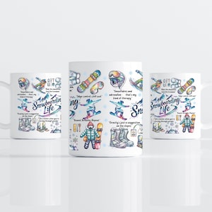 Pode incluir: Uma caneca de cerâmica branca com um padrão colorido e repetitivo de equipamento de snowboard, incluindo pranchas, capacetes, óculos e botas. O design inclui o texto "Snowboarding Life" e várias citações sobre esportes de montanha.