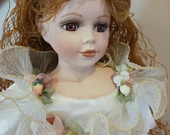 Boneca Hallie, Coleção Cathay, nº 23 de 5000, Cabelo Cacheado Muito Longo, Certificado de Autenticidade.