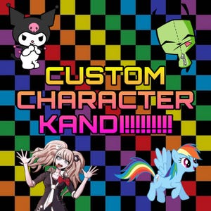 Könnte beinhalten: Ein bunter karierter Hintergrund mit dem Text "CUSTOM CHARACTER KANDI!!!!!" in der Mitte. Das Bild zeigt verschiedene Comicfiguren, darunter Hello Kitty, Zim von Invader Zim, Junko Enoshima von Danganronpa und Rainbow Dash von My Little Pony.