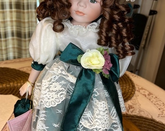 Kastanienbraune Haarige 18 Zoll Puppe von Traditions Doll Collection, Vintage mit Ständer. Selten