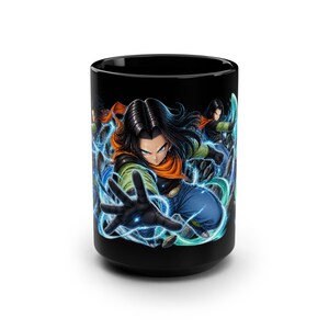 Könnte beinhalten: Ein schwarzer Keramikbecher mit einer grafischen Illustration einer dunkelhaarigen Figur mit blauen Augen, die ein grünes Langarmshirt, einen orangefarbenen Schal und eine blaue Hose trägt, umgeben von wirbelnden blauen Energieeffekten.