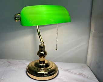 Banker lamp / Banker Lamp green shiny gold / Metal and Glass / Durable and elegance combined in the same frame / fast delivery/rustic design