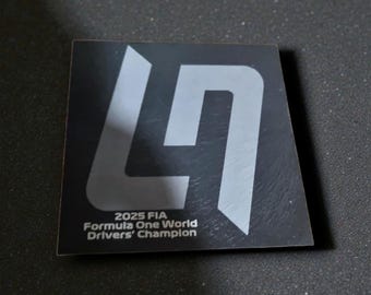 Porta-copos de ardósia ou metal com o logotipo atualizado de Lando Norris.