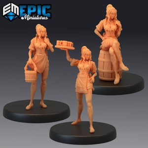 Puede incluir: Tres figuras en miniatura de mujeres vestidas con trajes tradicionales alemanes de dirndl. Una mujer sostiene una bandeja de jarras de cerveza, otra sostiene un cubo y la tercera está sentada en un barril.