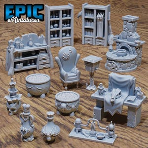 Puede incluir: Colección de objetos grises en miniatura con temática de fantasía, que incluyen estanterías, una chimenea, un caldero, una silla y botellas de pociones. Los objetos están diseñados para juegos de mesa o proyectos de manualidades. El logo "EPIC Miniatures" es visible.