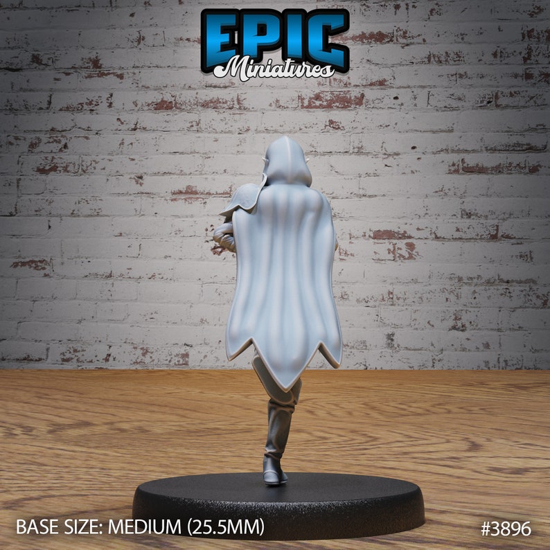 Puede incluir: Una miniatura impresa en 3D blanca de una figura con capucha y una capa fluida, de pie sobre una base negra. La miniatura tiene un tama&ntilde;o de 25,5 mm. El texto "EPIC Miniatures" y "#3896" son visibles en la imagen.