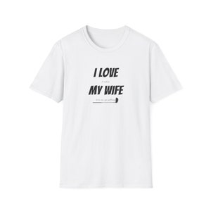 Puede incluir: Camiseta blanca con texto negro que dice "Amo a mi esposa, se nota, vamos a jugar al golf".