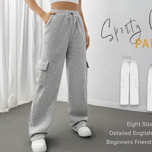 Puede incluir: Un pantalón cargo deportivo gris con cintura de cordón y bolsillos laterales. El pantalón se muestra en una modelo. La imagen también incluye un diagrama del pantalón con las palabras "Sporty Cargo Pants" y "Eight Sizes, Detailed English Tutorial, Beginners Friendly Pattern".