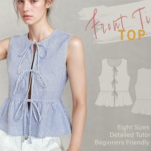 Puede incluir: Una blusa a rayas azules y blancas con un detalle de nudo en la parte delantera. La blusa tiene un dobladillo con volantes y es sin mangas. La imagen también muestra un dibujo de línea del patrón de la blusa.