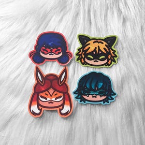 Spreadshirt Miraculous Ladybug Logo Sticker – 10x10 Cm, Weiß Glänzend, Vinyl Mit Konturschnitt – Wasserdicht & Rückstandslos Entfernbar