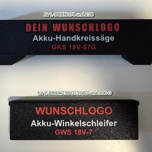 Peut inclure: Deux organisateurs d'outils rectangulaires noirs avec du texte blanc et rouge. Le premier lit "DEIN WUNSCHLOGO Akku-Handkreissäge GKS 18V-57G". Le second lit "WUNSCHLOGO Akku-Winkelschleifer GWS 18V-7".