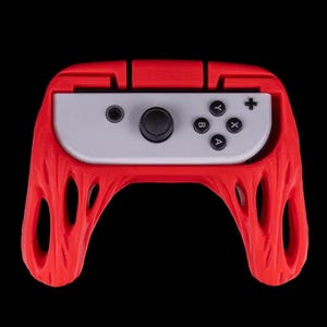 Peut inclure: Une manette de jeu Nintendo Switch rouge et blanche avec une poignée texturée. La manette a une face avant blanche avec des boutons pour A, B, X, Y et un signe plus. La manette est conçue pour tenir confortablement dans les mains.