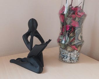 Minimalistisk kvinnaläsande staty: Elegant skulptur av bokälskare
