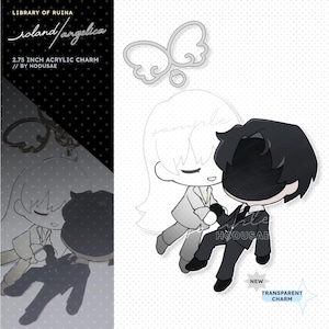 Puede incluir: Un charm acrílico de 7 cm con un personaje vestido de negro abrazando a otro con un traje claro. El charm tiene un diseño transparente e incluye un charm plateado en forma de ala. El texto en el charm dice "roland/angelica".