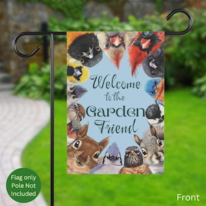 Puede incluir: Una bandera de jardín azul y blanca con un círculo de pájaros coloridos que rodean el texto "Bienvenido al amigo del jardín".