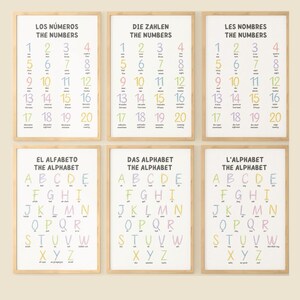 Puede incluir: Seis carteles educativos coloridos con los números del 1 al 20 y el alfabeto en español, alemán, francés e inglés. Los carteles tienen un marco de madera claro y un fondo blanco.