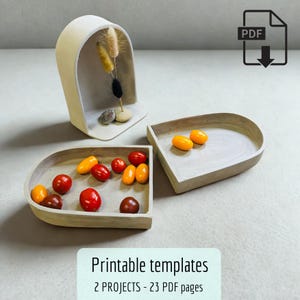 Op de afbeelding: Een lichtbeige, gebogen display met gedroogde bloemen en kleine stenen, naast twee bijpassende trays gevuld met rode en gele tomaten. De afbeelding bevat de tekst "Printable templates" en een PDF-pictogram.