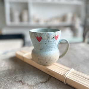 Big Americana No.1 - Large mug with ear beige speckled clay, light blue and red hearts