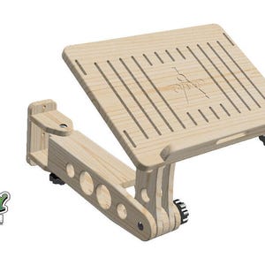 Peut inclure: Un support pour ordinateur portable en bois avec un bras réglable et une tablette coulissante. Le support est conçu pour être monté sur un bureau ou un mur. Le support est en bois naturel et a une finition brun clair.