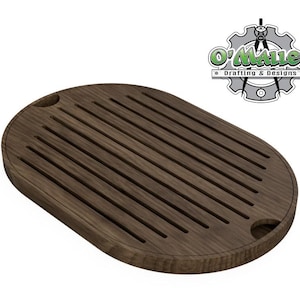 Puede incluir: Una tabla de cortar de madera ovalada de color marrón oscuro con ranuras para cortar pan. La tabla tiene dos pequeñas asas en los lados.