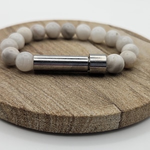 Weißes Achat Stretch-Armband mit Kapsel zum Schreiben von Absichten / Manifestation / Zielen / Absichten / Wünschen oder geheimer Nachricht. Viele verfügbar.