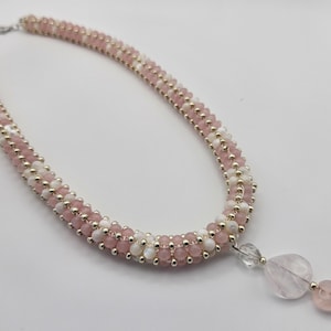 3-teiliges Rosenquarz-Schmuckset bestehend aus Halskette, Armreif und Ohrringen rosa und weiß|