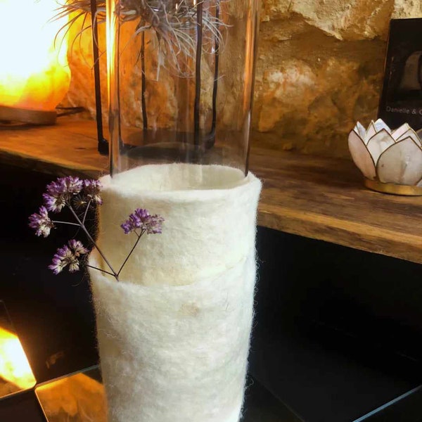 Vase en verre et laine feutrée avec une poche