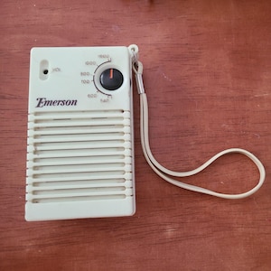 Vintage 1976 Emerson AM Model P3400B Transistor Pocket Radio Off-White WORKING