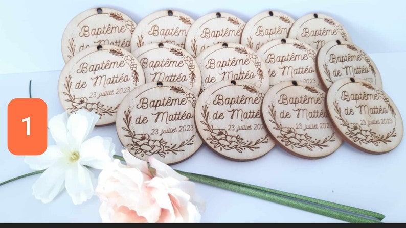 médaillons en bois personnalisés pour baptême, étiquette , mariage, communion, anniversaire, personnalisation boîte de dragées ou tables image 1