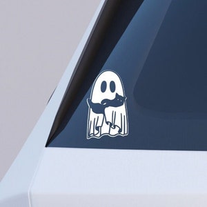 Pegatina de fantasma sosteniendo un gato, demasiado linda para asustar – Pegatina de vinilo de Halloween espeluznante y linda, gatito y fantasma, acogedor gótico