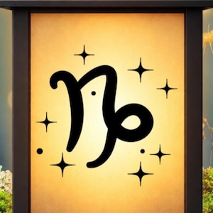 Puede incluir: Un farol rectangular con marco negro y un panel central de color ámbar brillante. El panel muestra el símbolo negro del zodiaco Capricornio rodeado por varias estrellas de cuatro puntas y pequeños puntos circulares dispersos.