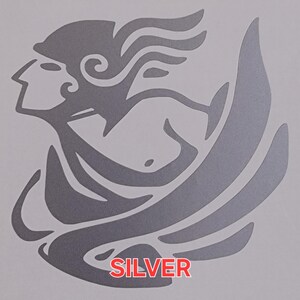 Puede incluir: Gr&aacute;fico plateado de una figura con cabello suelto y un casco. La figura se representa de perfil, con un dise&ntilde;o estilizado. La palabra "SILVER" est&aacute; impresa en rojo en la parte inferior de la imagen.