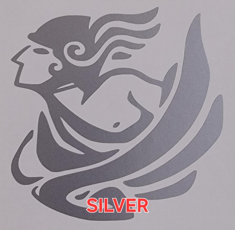 Puede incluir: Gr&aacute;fico plateado de una figura con cabello suelto y un casco. La figura se representa de perfil, con un dise&ntilde;o estilizado. La palabra "SILVER" est&aacute; impresa en rojo en la parte inferior de la imagen.