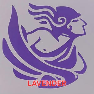 Puede incluir: Una calcoman&iacute;a de color lavanda con un perfil estilizado de una figura con cabello suelto y un casco. La palabra "LAVENDER" est&aacute; impresa en rojo en la parte inferior. El dise&ntilde;o es de un solo color, probablemente una pegatina o un producto similar.