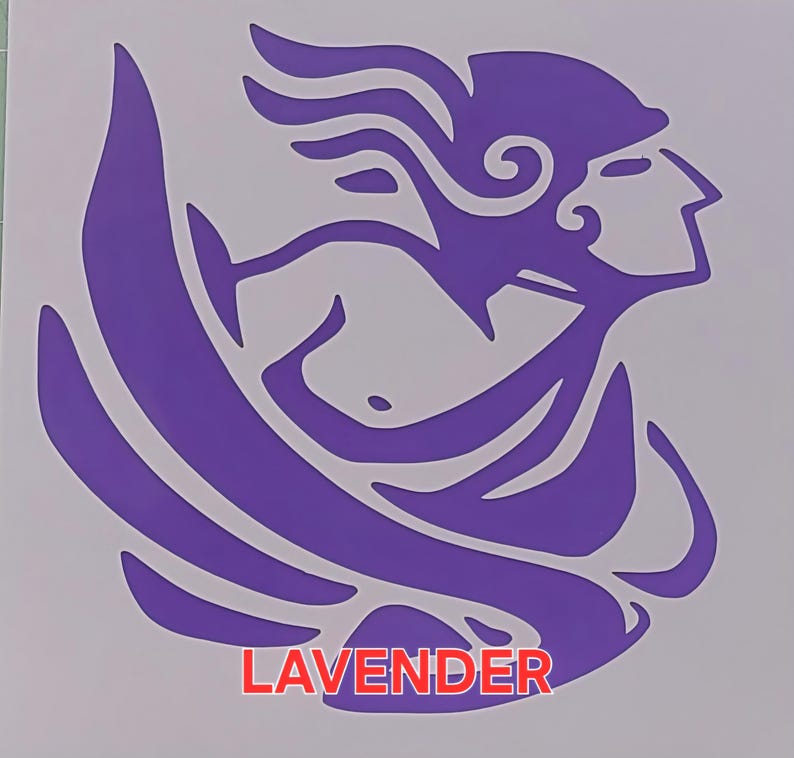 Puede incluir: Una calcoman&iacute;a de color lavanda con un perfil estilizado de una figura con cabello suelto y un casco. La palabra "LAVENDER" est&aacute; impresa en rojo en la parte inferior. El dise&ntilde;o es de un solo color, probablemente una pegatina o un producto similar.