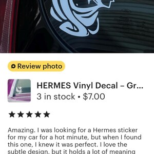 Puede incluir: Una calcoman&iacute;a de vinilo azul claro de una figura estilizada, posiblemente un personaje mitol&oacute;gico, aplicada a la ventana de un coche. El dise&ntilde;o presenta un perfil con l&iacute;neas y curvas fluidas. Accesorio decorativo para coche.